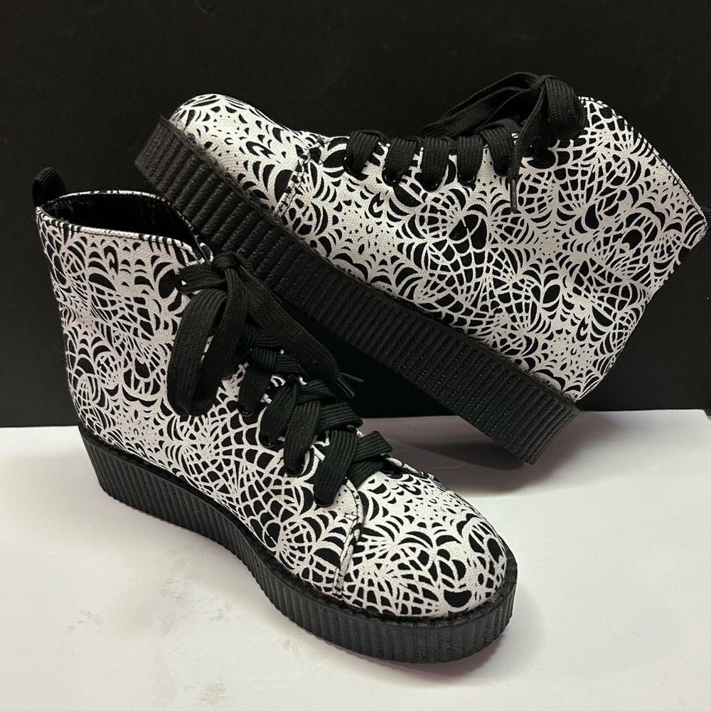Hot Topic Spiderweb Creeper Hi-Top Size 6 Sneakers‎ Black and White WomenShoes